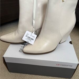 Liz Claiborne Women's cream memory foam Heeled Boots